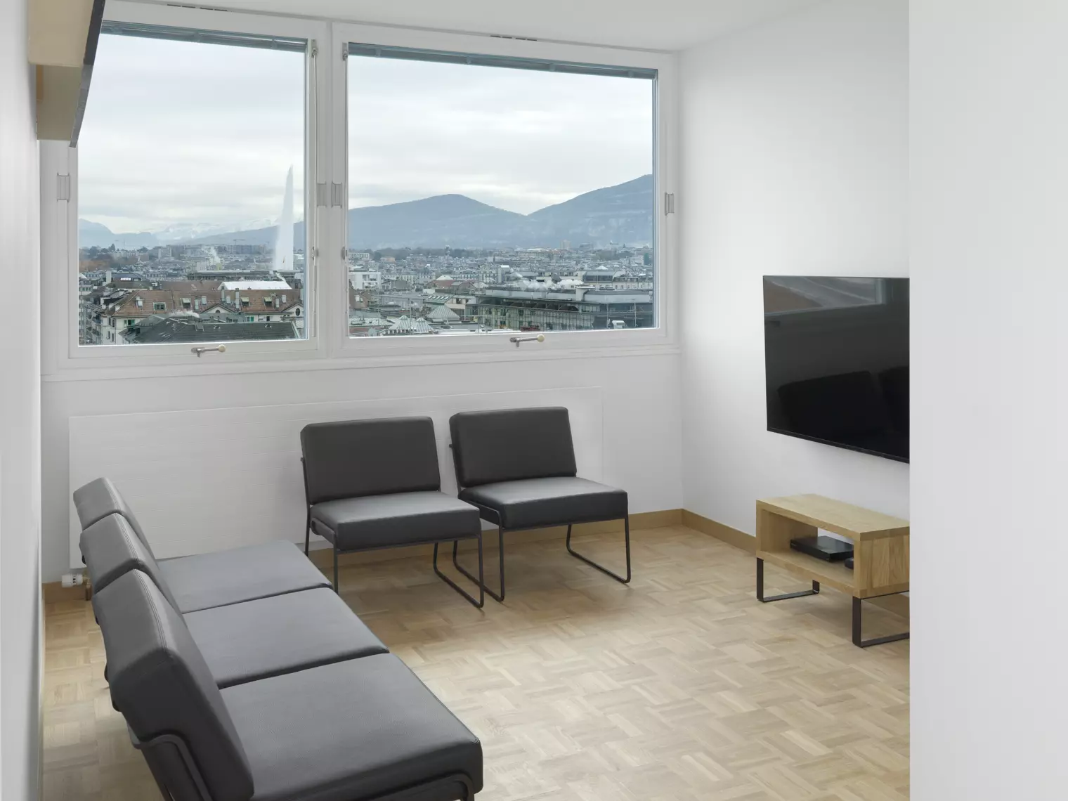 Un salon avec des canapés et une télévision. Crédits photo : Annik Wetter
