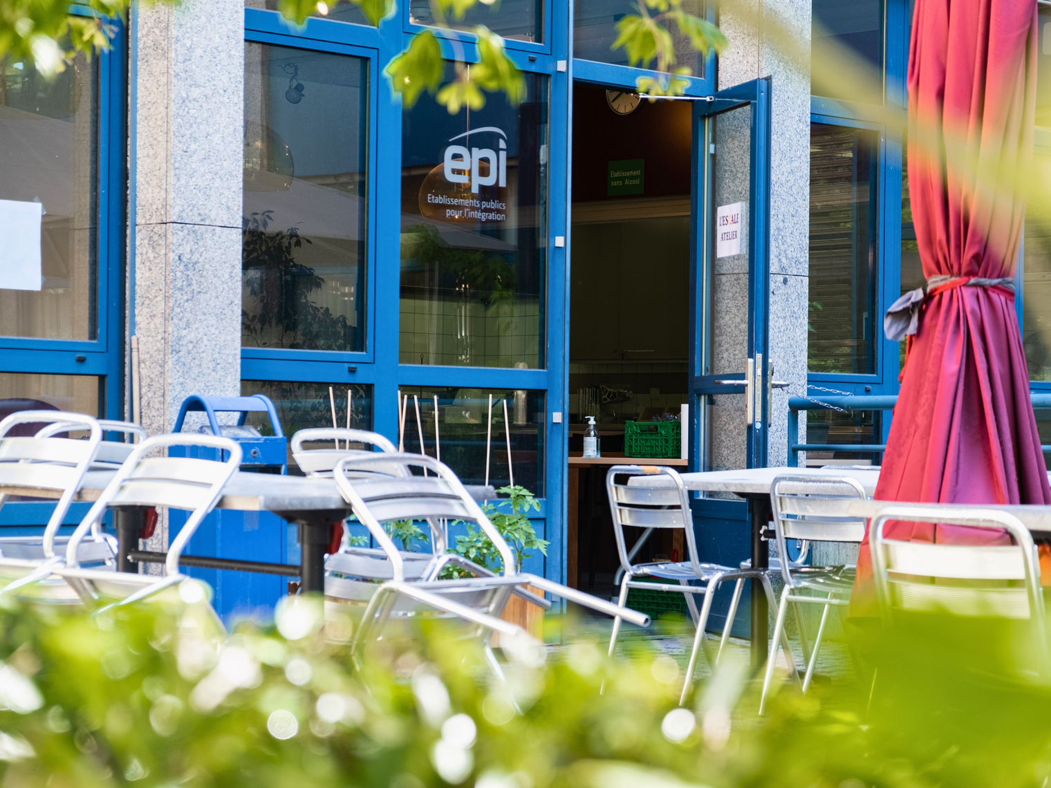 La terrasse extérieure du centre de jour avec des tables et des chaises