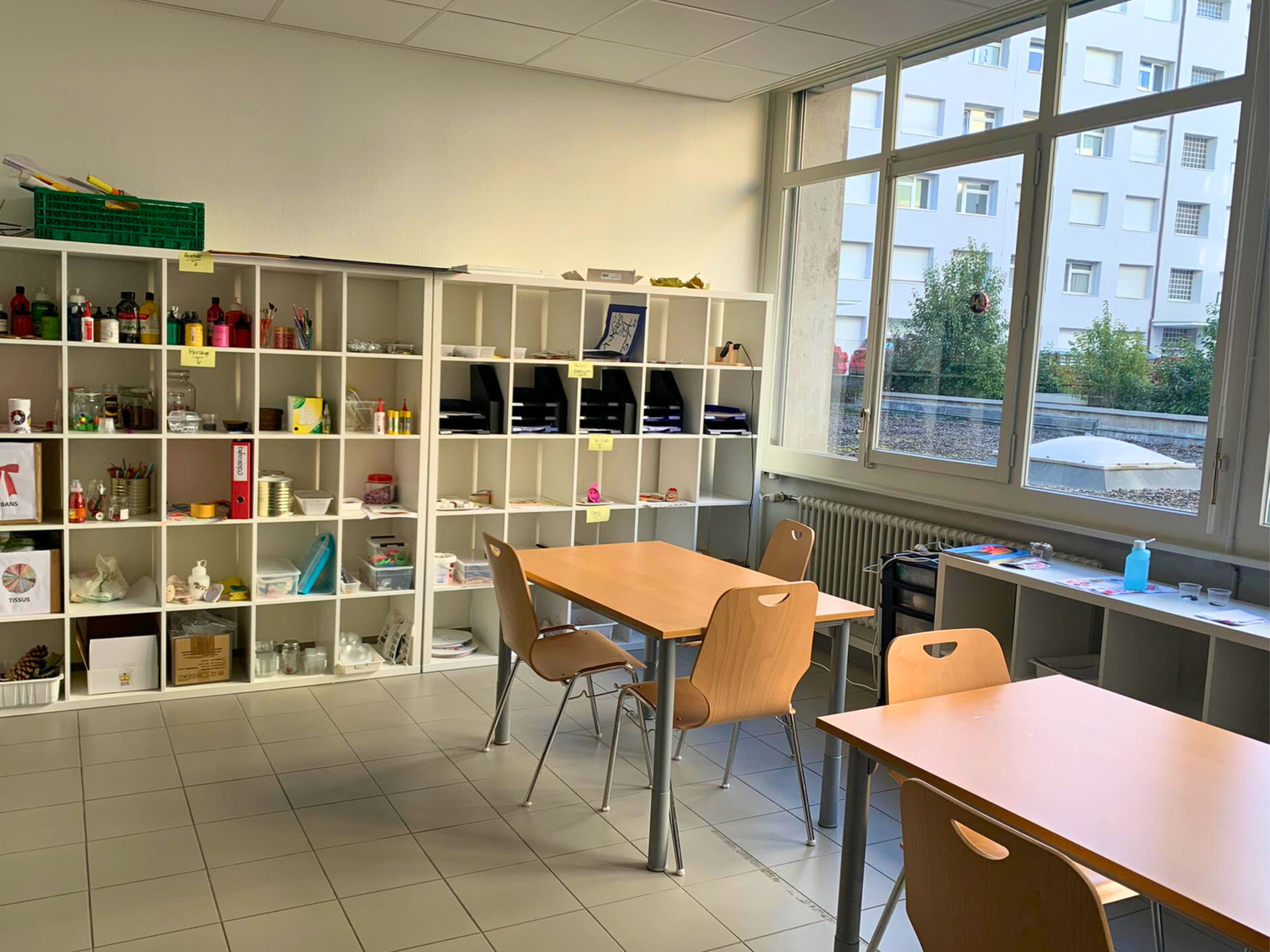 Une salle d'activités avec des tables et des chaises