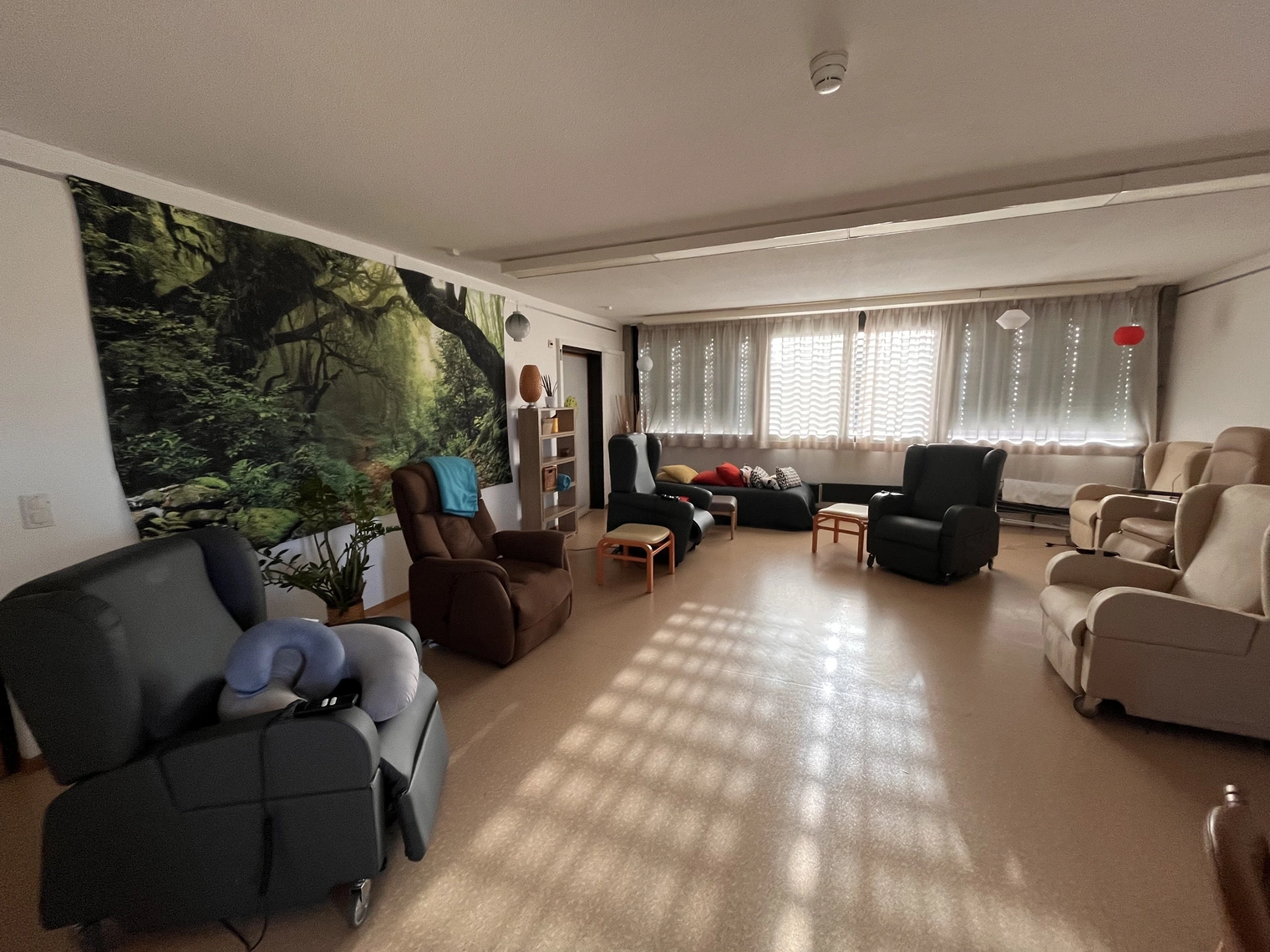 Une salle de repos avec plusieurs canapés et une lumière tamisée 