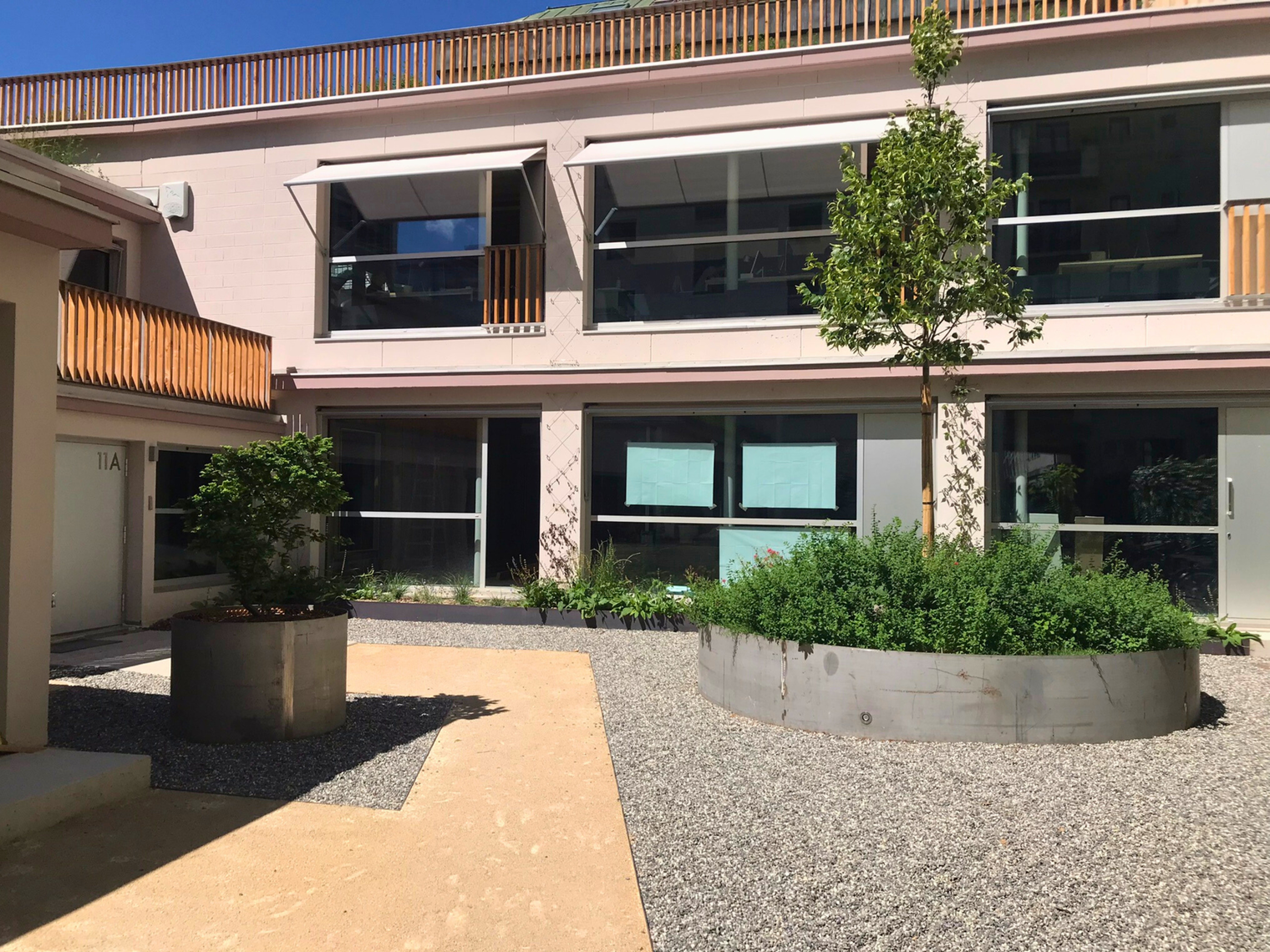 La cour du centre de jour avec du gravier et des arbres