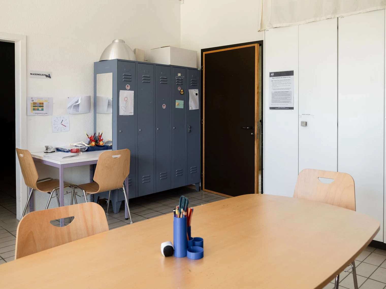 Une salle d'activités avec une table et des chaises