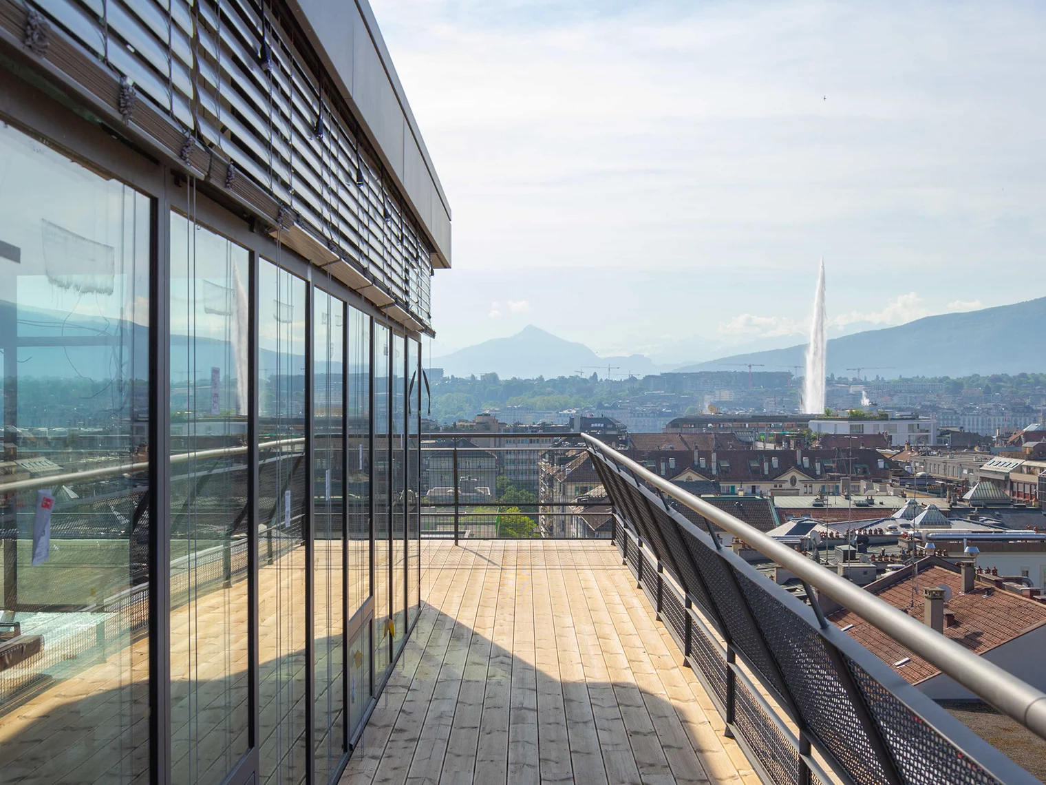 La terrasse de l'attique et la vue sur Genève et le jet d'eau. Crédits photo : dmarchitectes