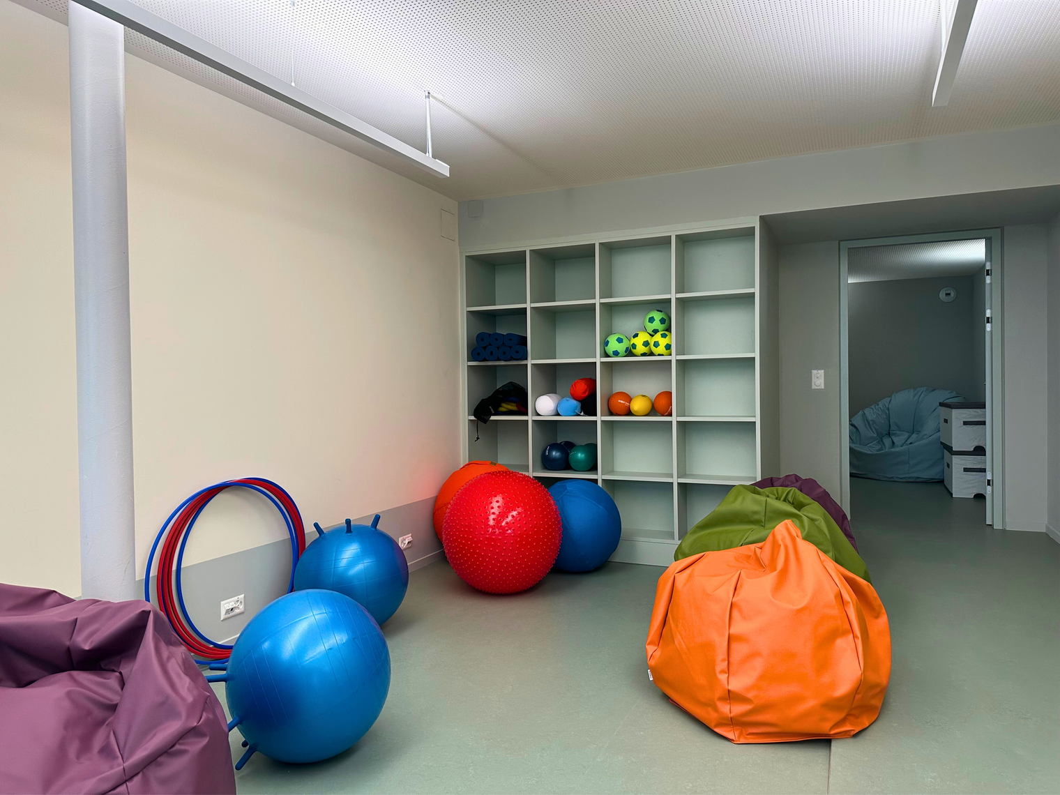 Un espace de détente avec des grands ballons gonflables et des poufs