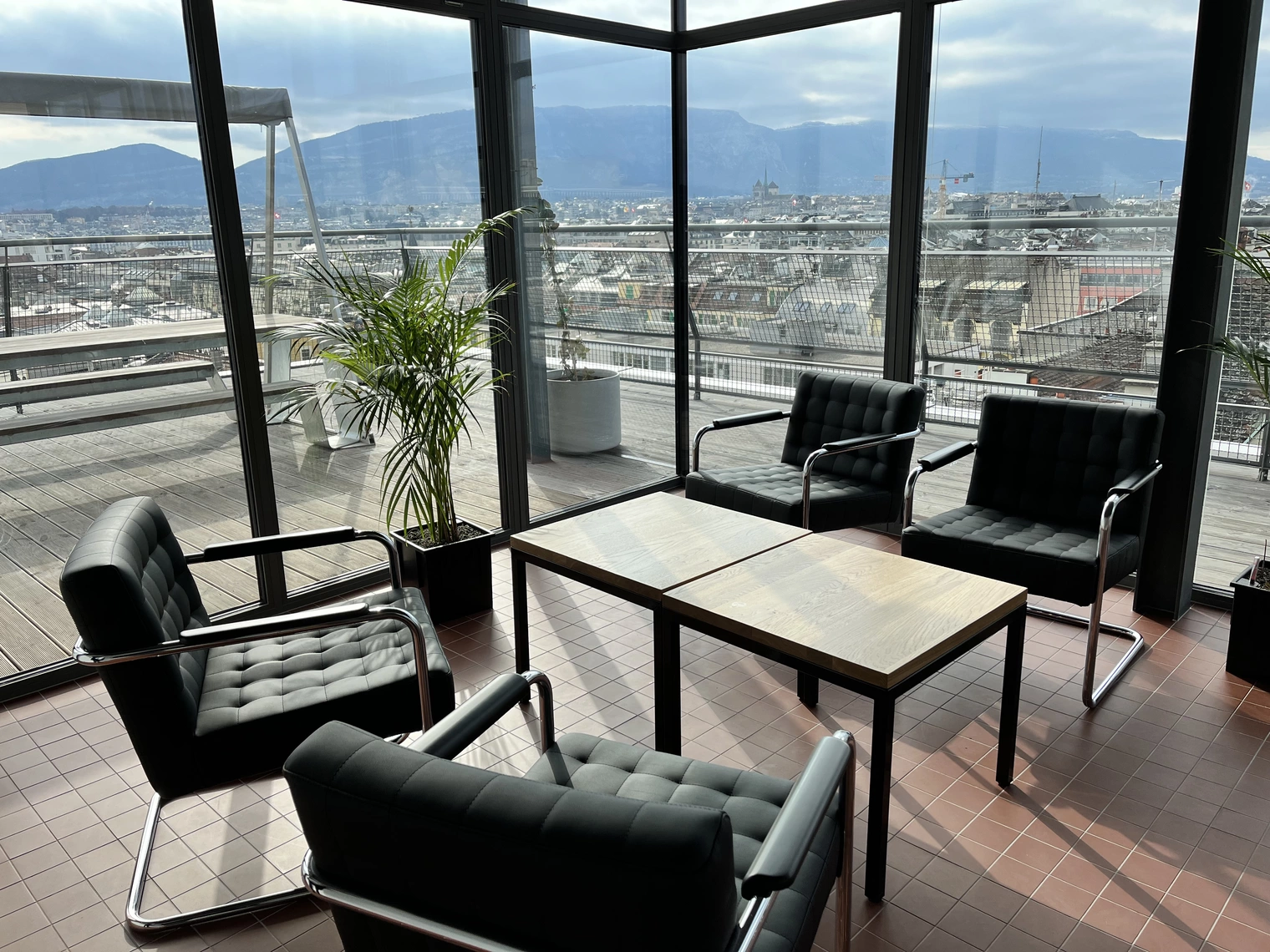 Le salon de l'attique, complètement vitré, avec une vue sur Genève