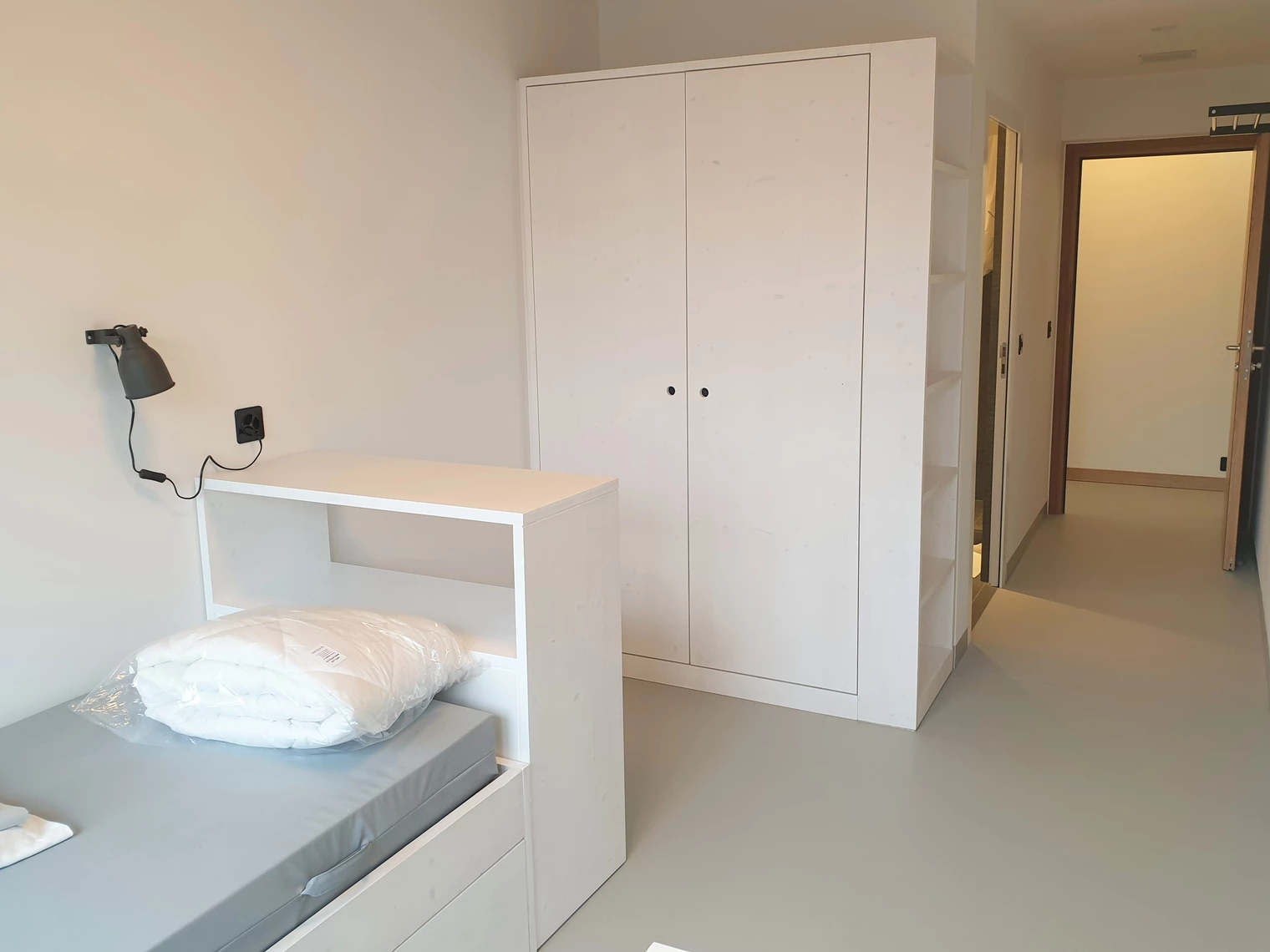 Une chambre avec un lit et une armoire 