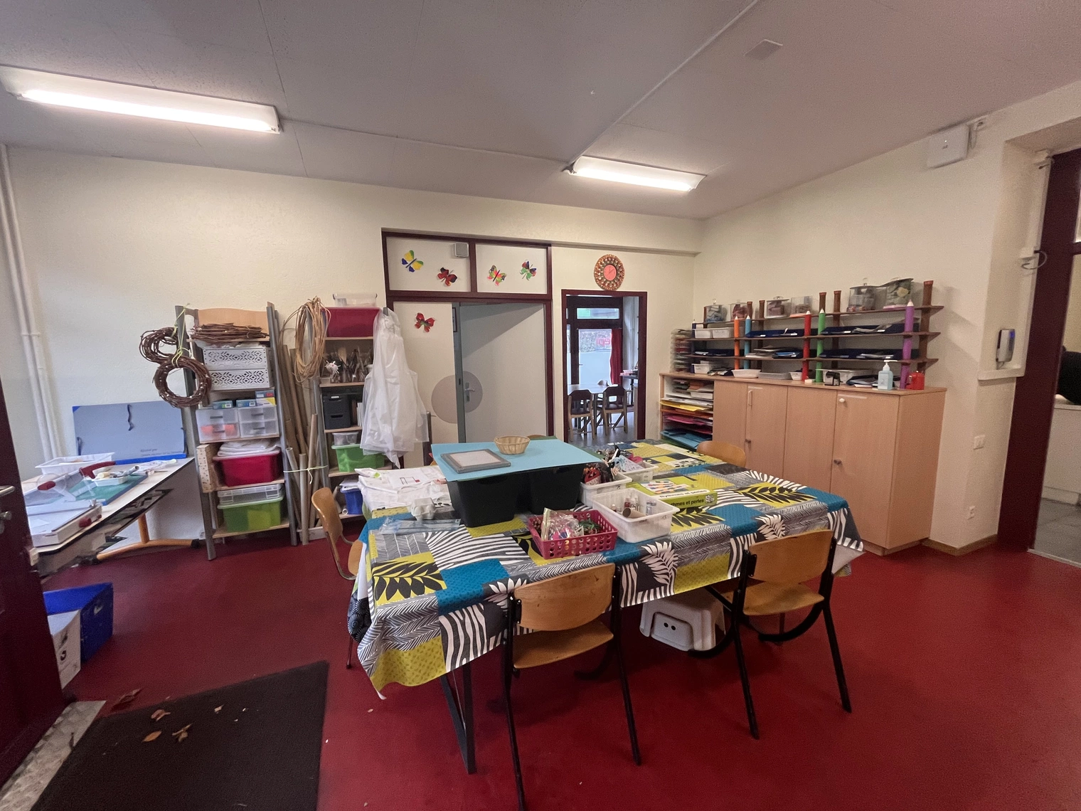 Salle d'activités avec une table au centre