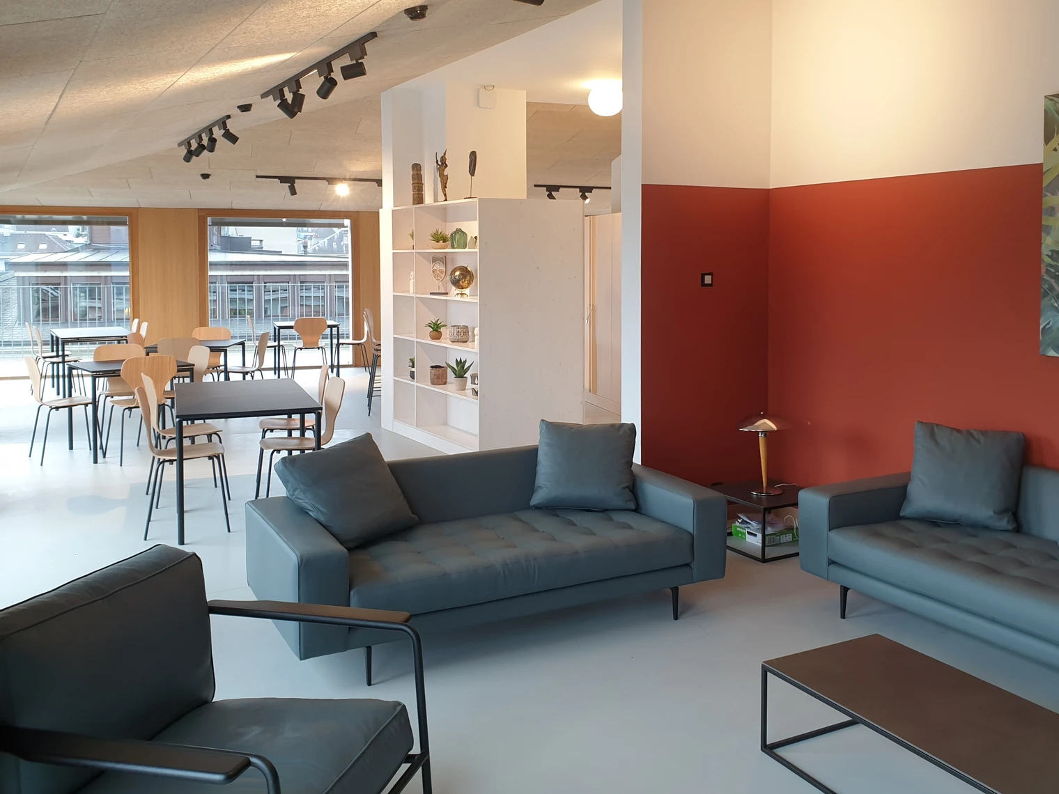Le salon de l'attique avec des canapés, un fauteuil et une table basse