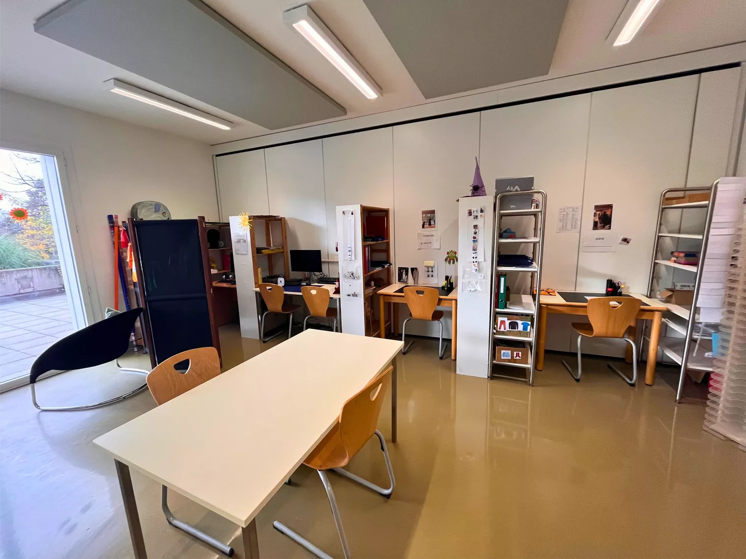 Une salle d'activités avec des tables et des chaises