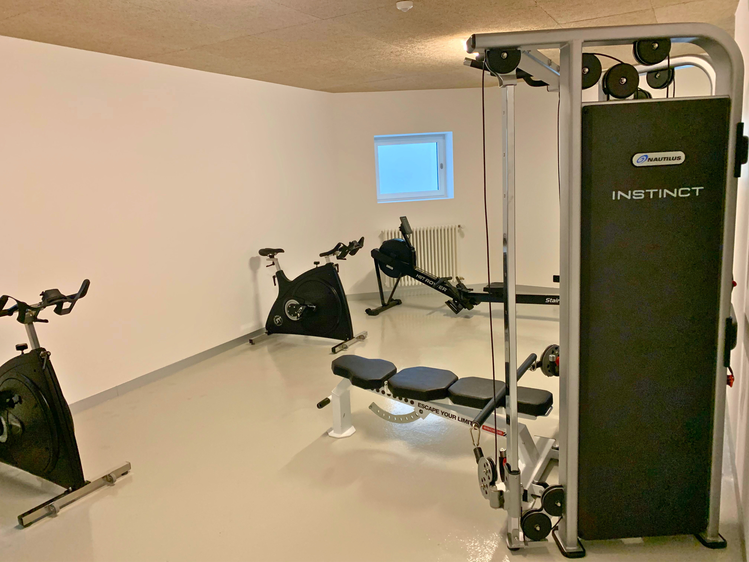 Une salle de fitness avec des machines modernes