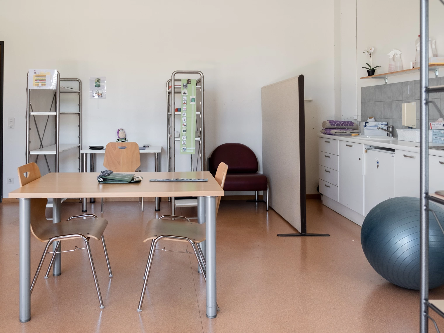 Une salle d'activités avec une table et des chaises