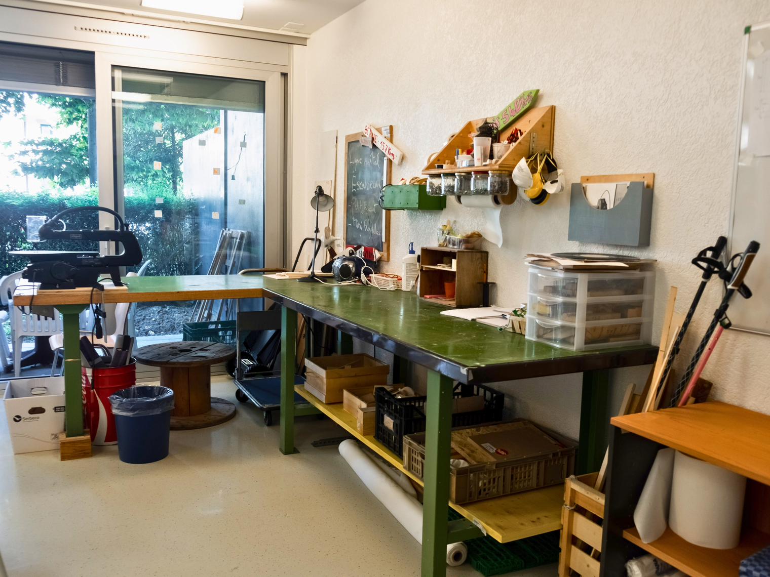 Un espace atelier pour des activités du centre de jour 