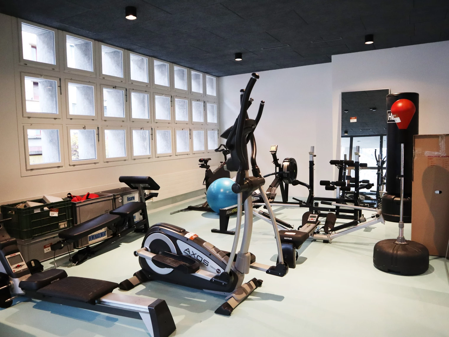 Une salle de sport avec des équipements 