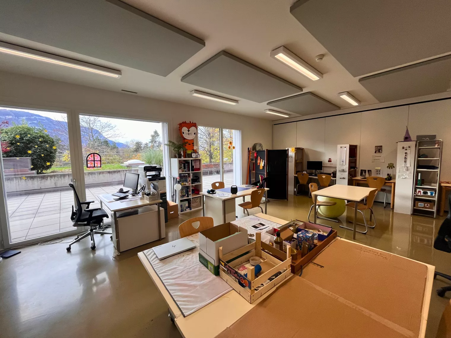 Une salle d'activités avec une grande baie vitrée