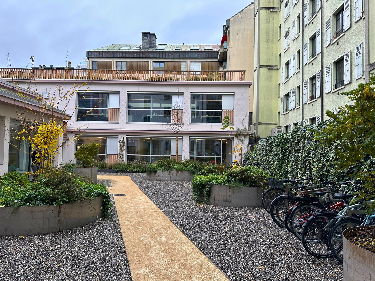 La cour du centre de jour avec du gravier et des arbres