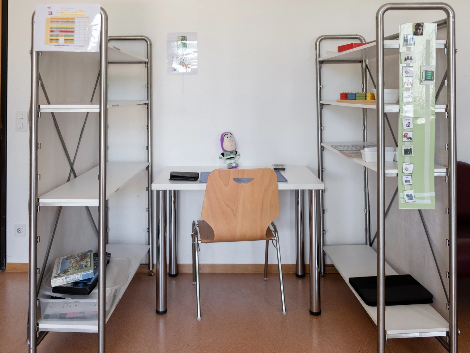 Un bureau et une chaise dans la salle d'activités 