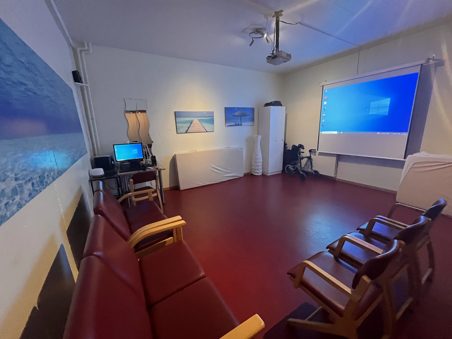 Salle de projection de films avec un grand écran au mur