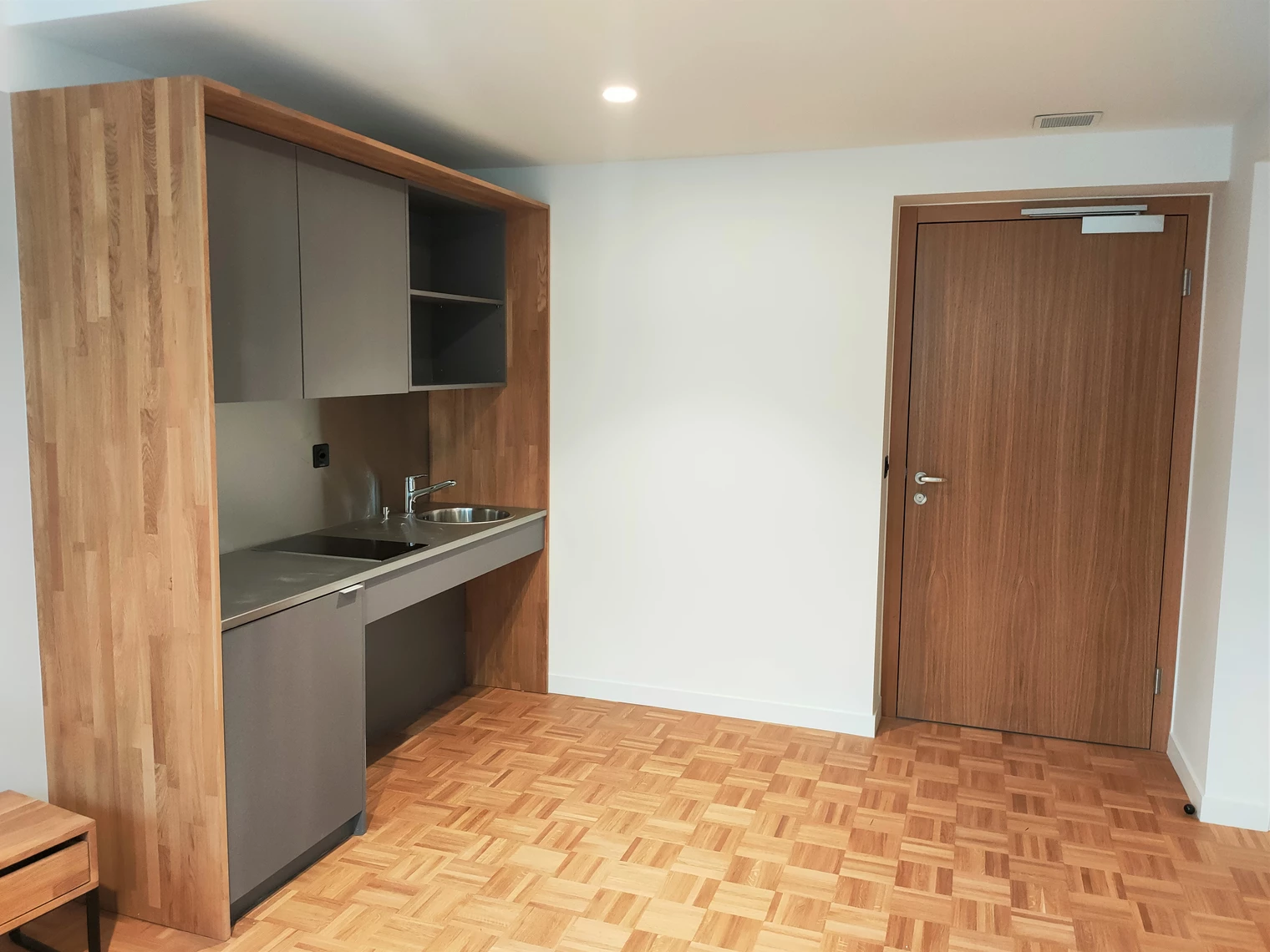 Un studio avec une kitchenette