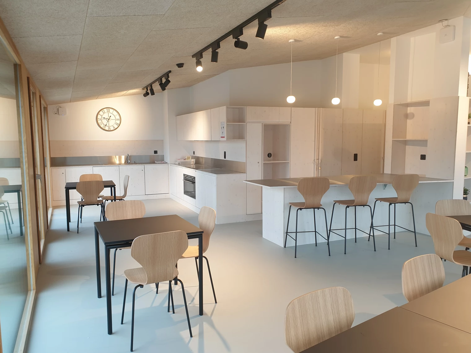 La salle à manger avec tables et chaises dans l'attique