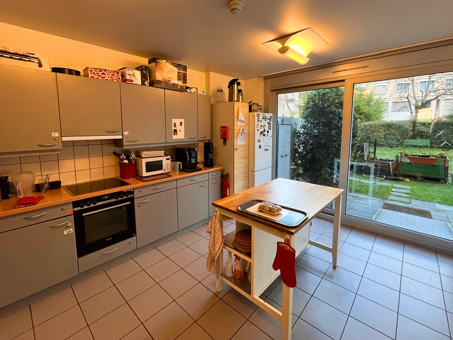 Une cuisine équipée avec une ouverture sur la terrasse extérieure