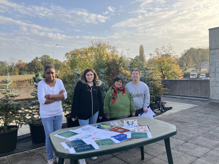 Des personnes debout derrière une table présentent le conseil des bénéficiaires