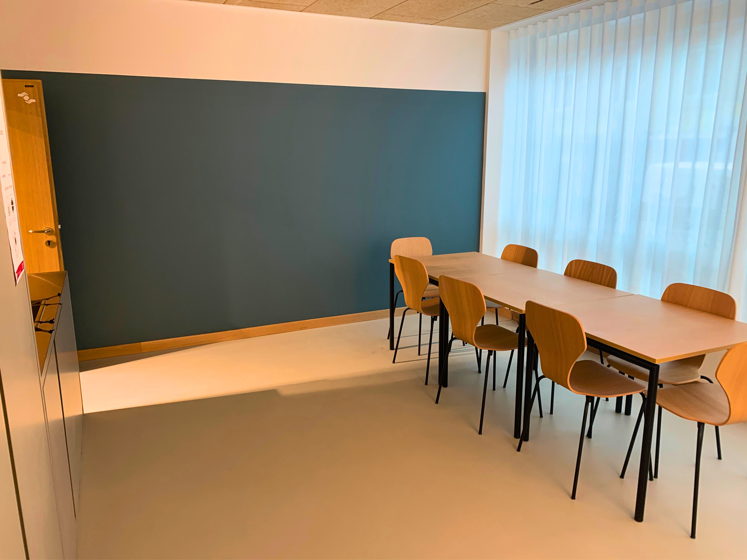 Une salle d'activités avec une table et des chaises